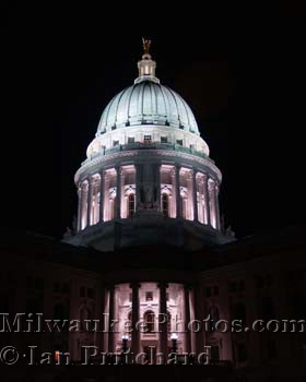 Photograph of Capital Building at Night from www.MilwaukeePhotos.com (C) Ian Pritchard